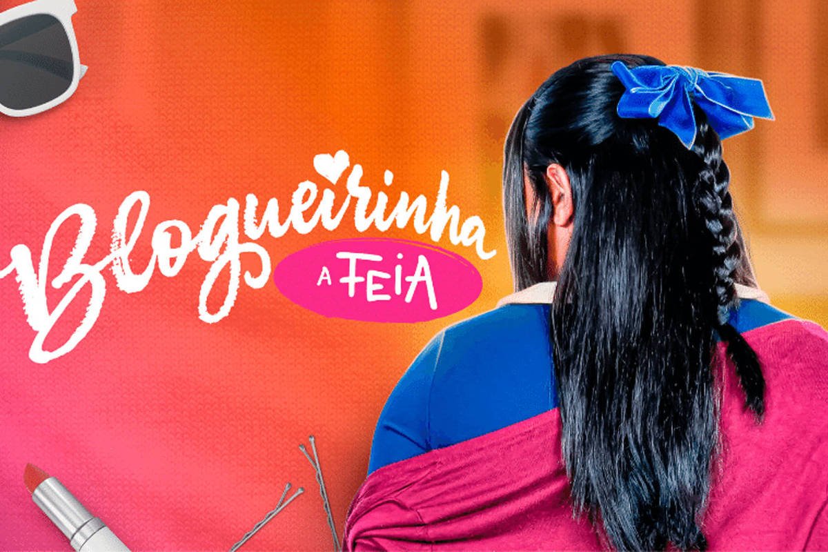 A imagem apresenta uma mulher vista de costas, com cabelo longo e liso, preso em uma trança e um laço azul. Ela usa uma blusa azul com um detalhe em vermelho na parte superior. No canto superior esquerdo, há óculos de sol brancos e, na parte inferior esquerda, um batom vermelho e um grampo de cabelo. O fundo é um gradiente de cores quentes, variando entre laranja e rosa. O texto