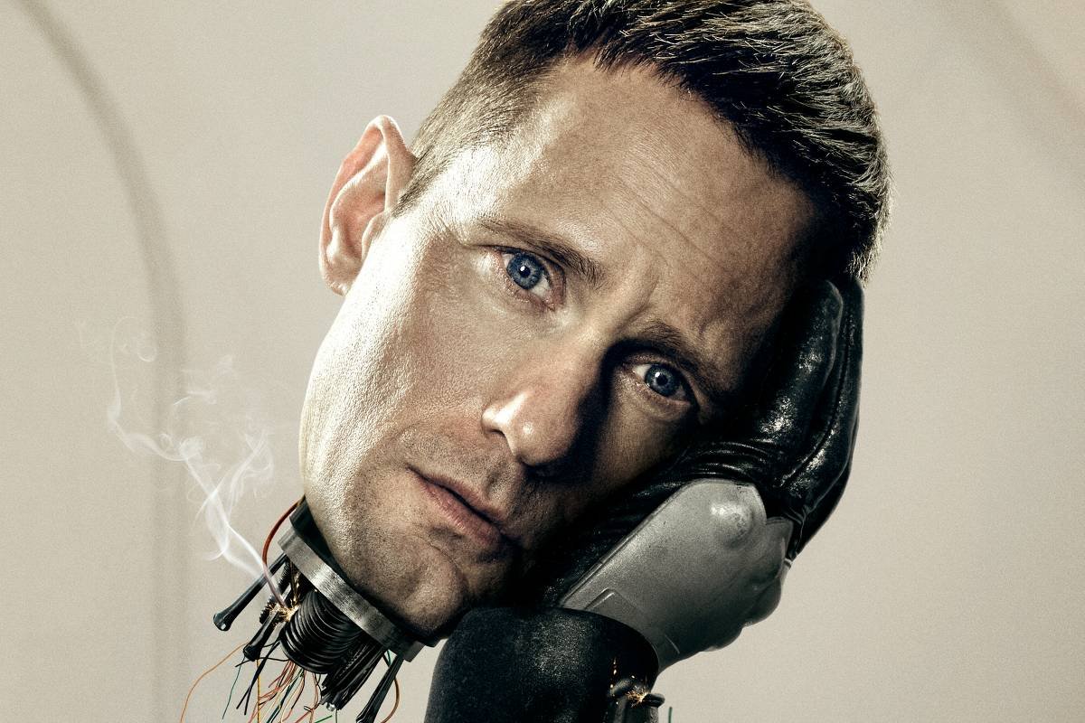 O pôster apresenta um personagem com um rosto humano e um corpo robótico. O rosto é de um homem com expressão pensativa, enquanto a parte inferior do corpo é composta por componentes mecânicos e fios expostos.