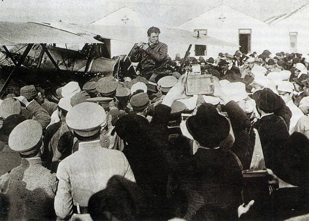 1919 - Multidão vai ao delírio, na Praça XV, ao ver um avião pela primeira vez sobrevoando Florianópolis