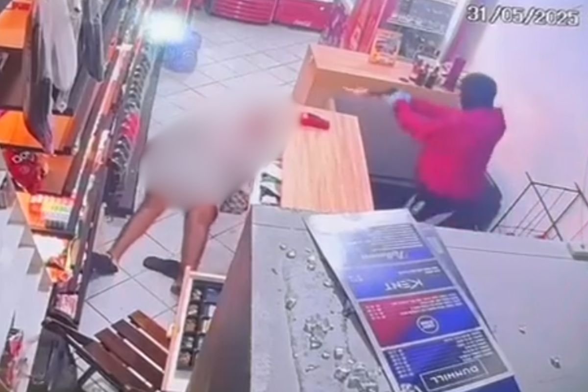 Momento em que homem é assassinado em loja de bebidas