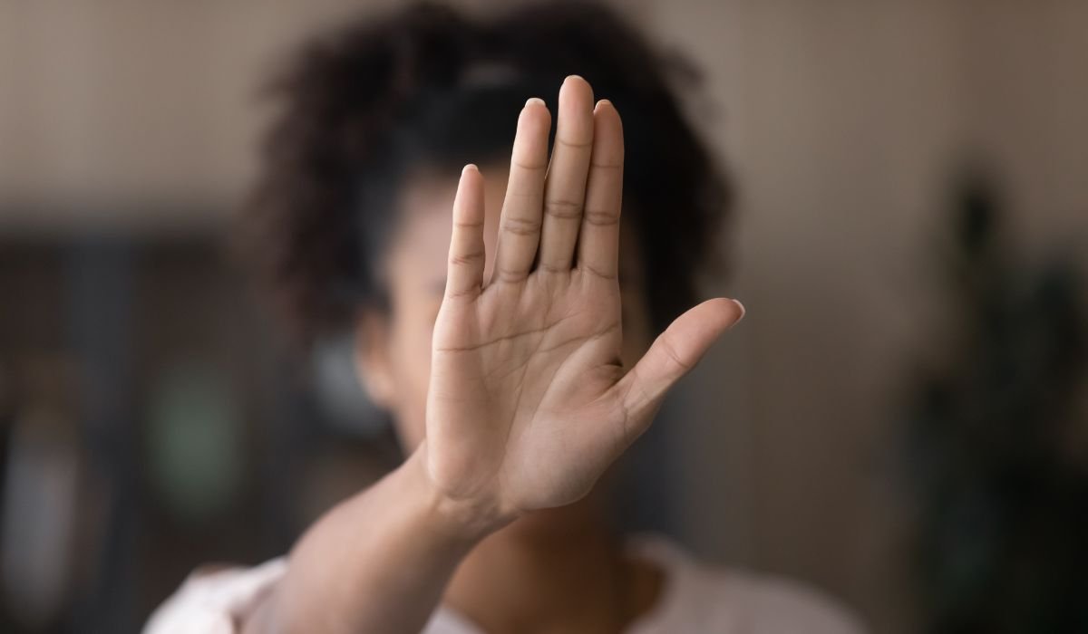 Grávida de 7 meses dá à luz a bebê morto após ser estuprada, foto mostra mulher negra colocar mão na frente do rosto como se tivesse mandando algo parar