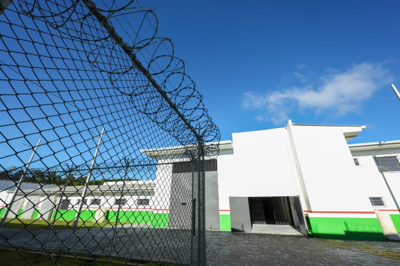 Cerca de 150 detentos serão transferidos a penitenciária após proibição da Justiça de SC