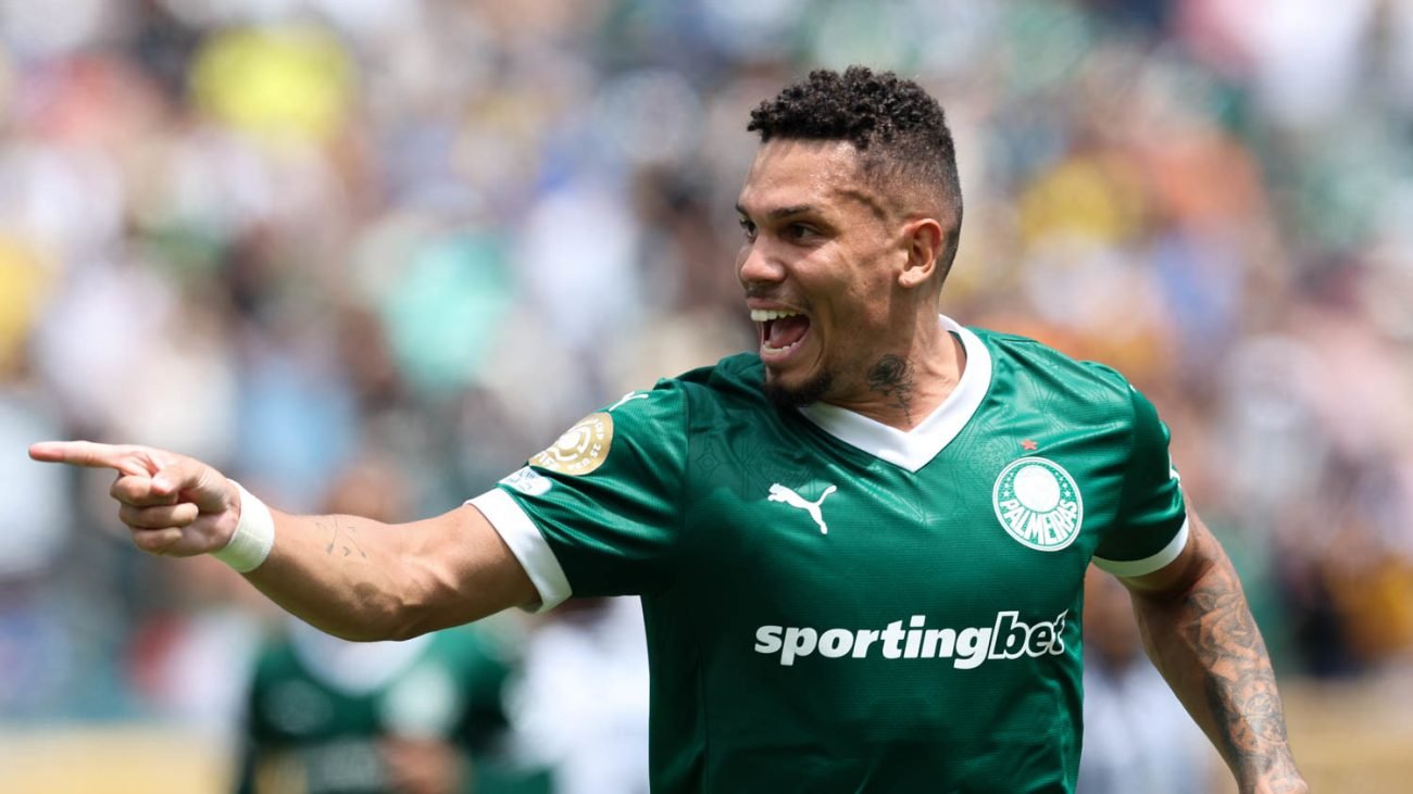 Paulinho comemorando o gol da classificação do Palmeiras para as quartas de final da Copa do Mundo de Clubes da FIFA