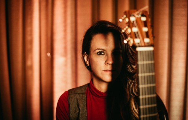 Jacque Falcheti sai em turnê pelo sul do Brasil; No mês de Julho, a cantora e compositora nômade apresenta o show CRUA em Curitiba, Florianópolis e Porto Alegre