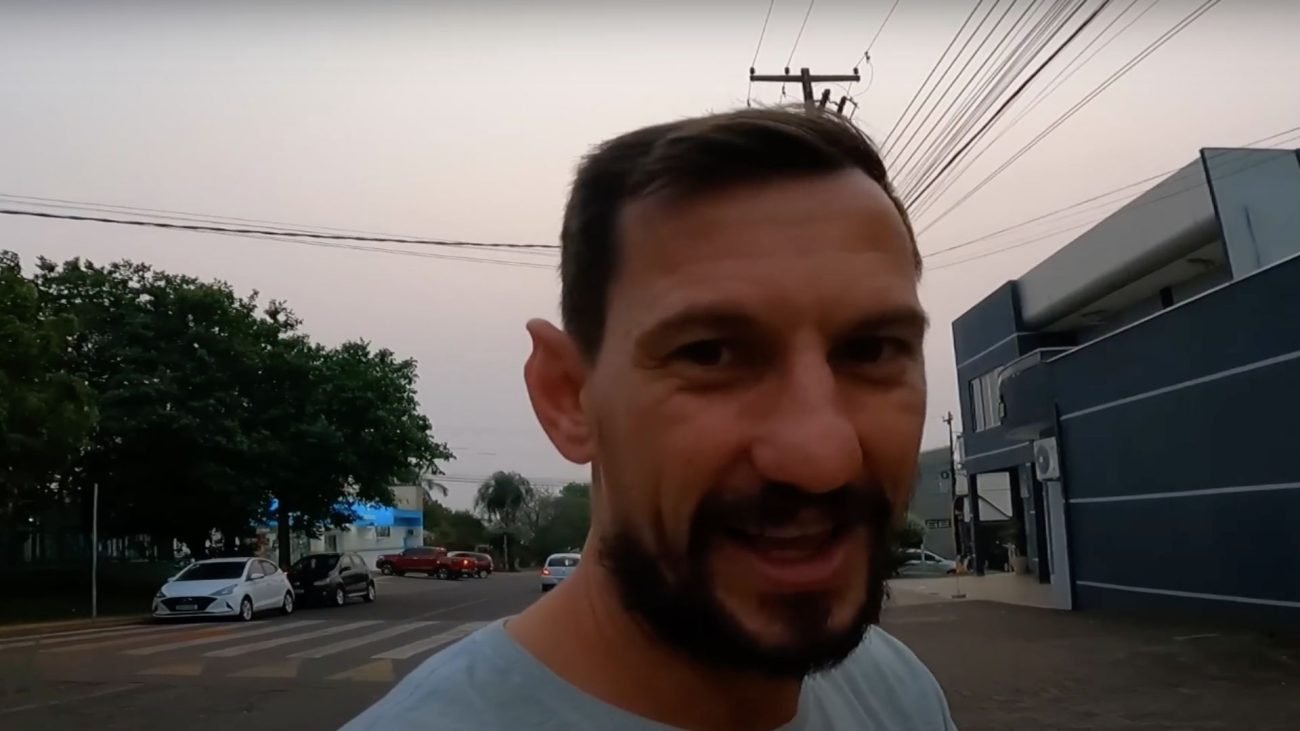 Frame do vídeo de Alex Tibola