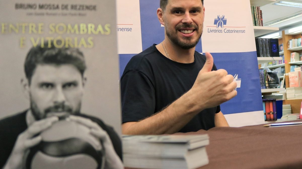 Bruninho, do vôlei, lança biografia em Florianópolis com livraria lotada na 'cidade do coração'