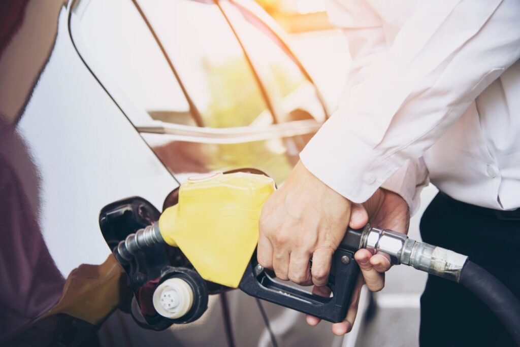 na foto aparece uma pessoa abastecendo combustível em um posto de gasolina