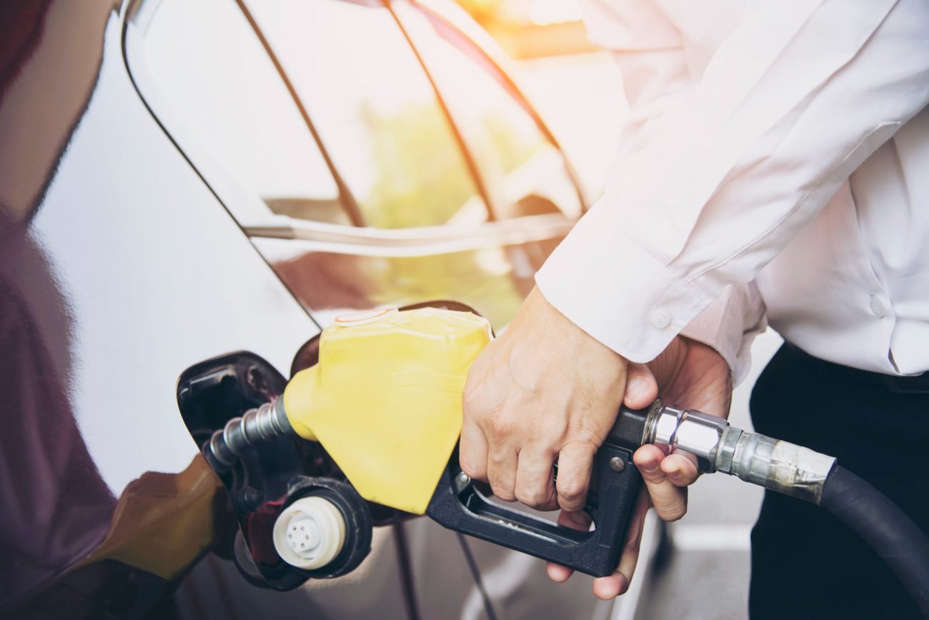 na foto aparece uma pessoa abastecendo combustível em um posto de gasolina