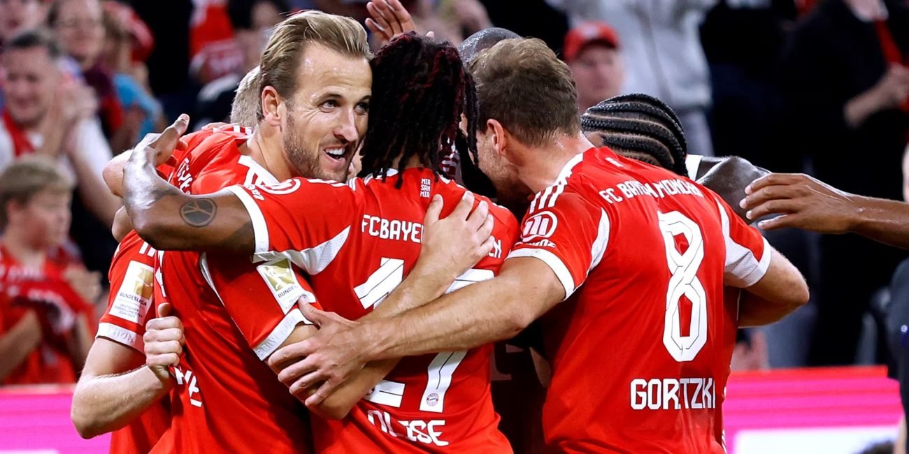 Harry Kane comemorando hat-trick com companheiros do Bayern de Munique