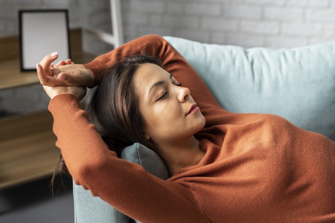 na foto aparece uma mulher que parece uma das pessoas preguiçosas, mas está relaxando em intervalo no trabalho