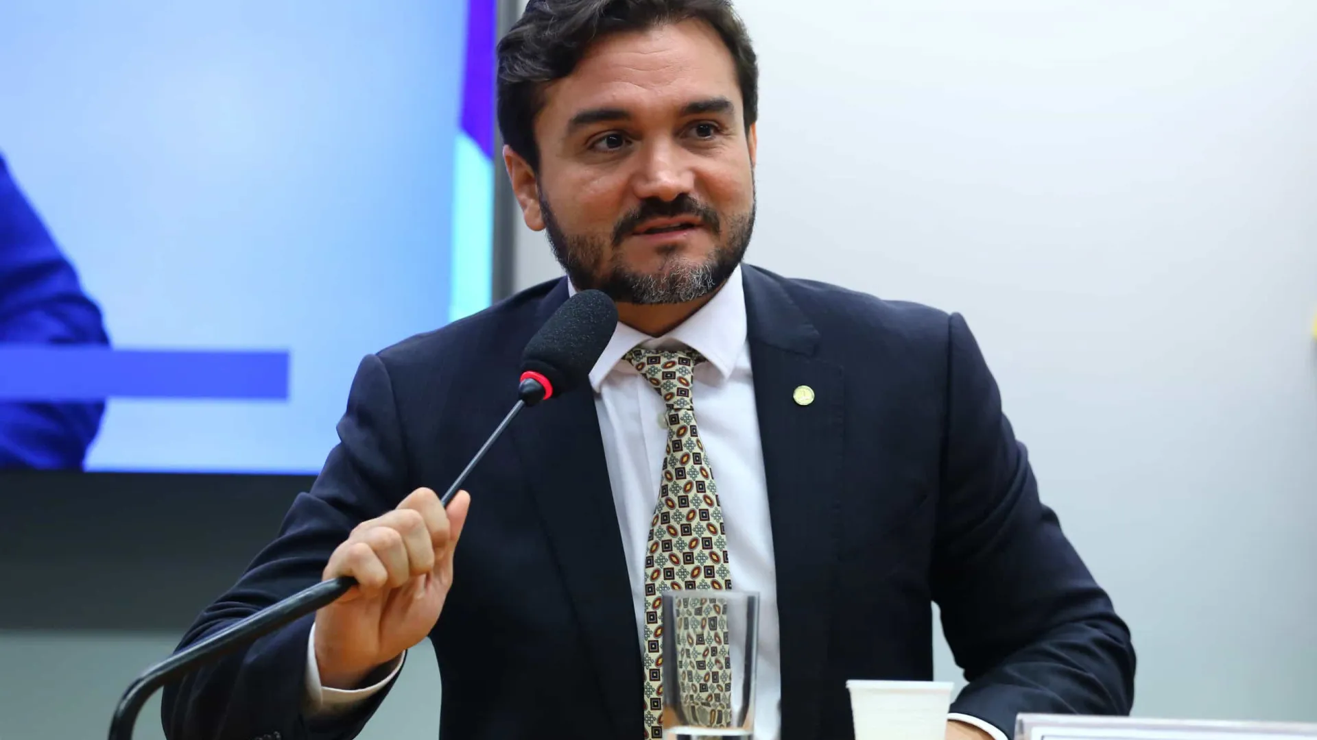 Celso Sabino entrega carta de demissão a Lula após ultimato do União Brasil