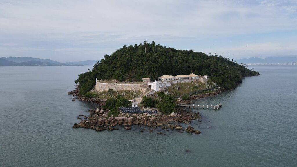 De Anhatomirim ao Campeche: Um Guia por 5 Ilhas Imperdíveis em Florianópolis e Região!