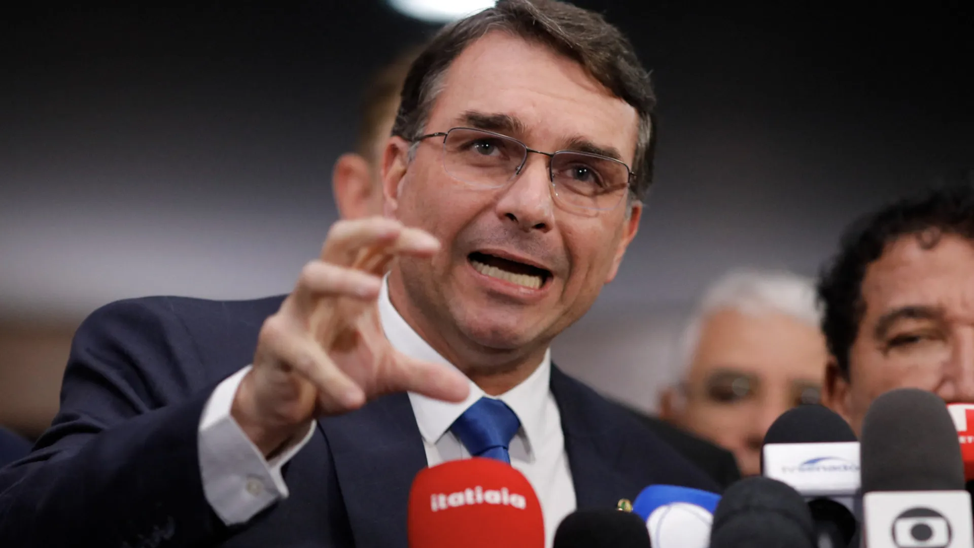 Flávio Bolsonaro compara caso de Zambelli ao de Battisti em evento da ultradireita italiana