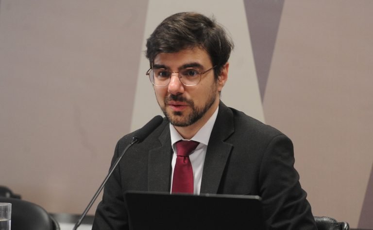 Tributação de aplicações financeiras e ativos virtuais no País e dá outras providências. Secretário de Política Econômica do Ministério da Fazenda, Representante de Fernando Haddad, Ministro de Estado da Fazenda, Guilherme Mello