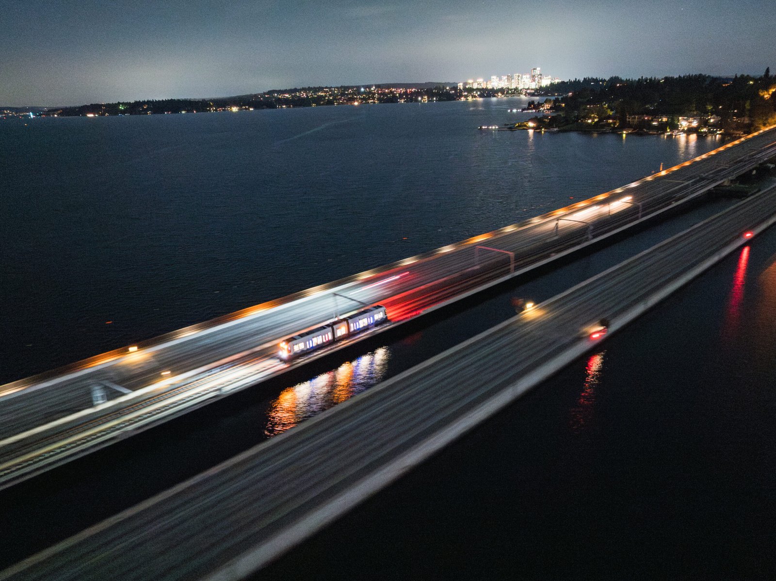 Primeiro mundial em Seattle: o trem atravessa a ponte flutuante em uma prévia do link futuro entre os hubs de tecnologia da região