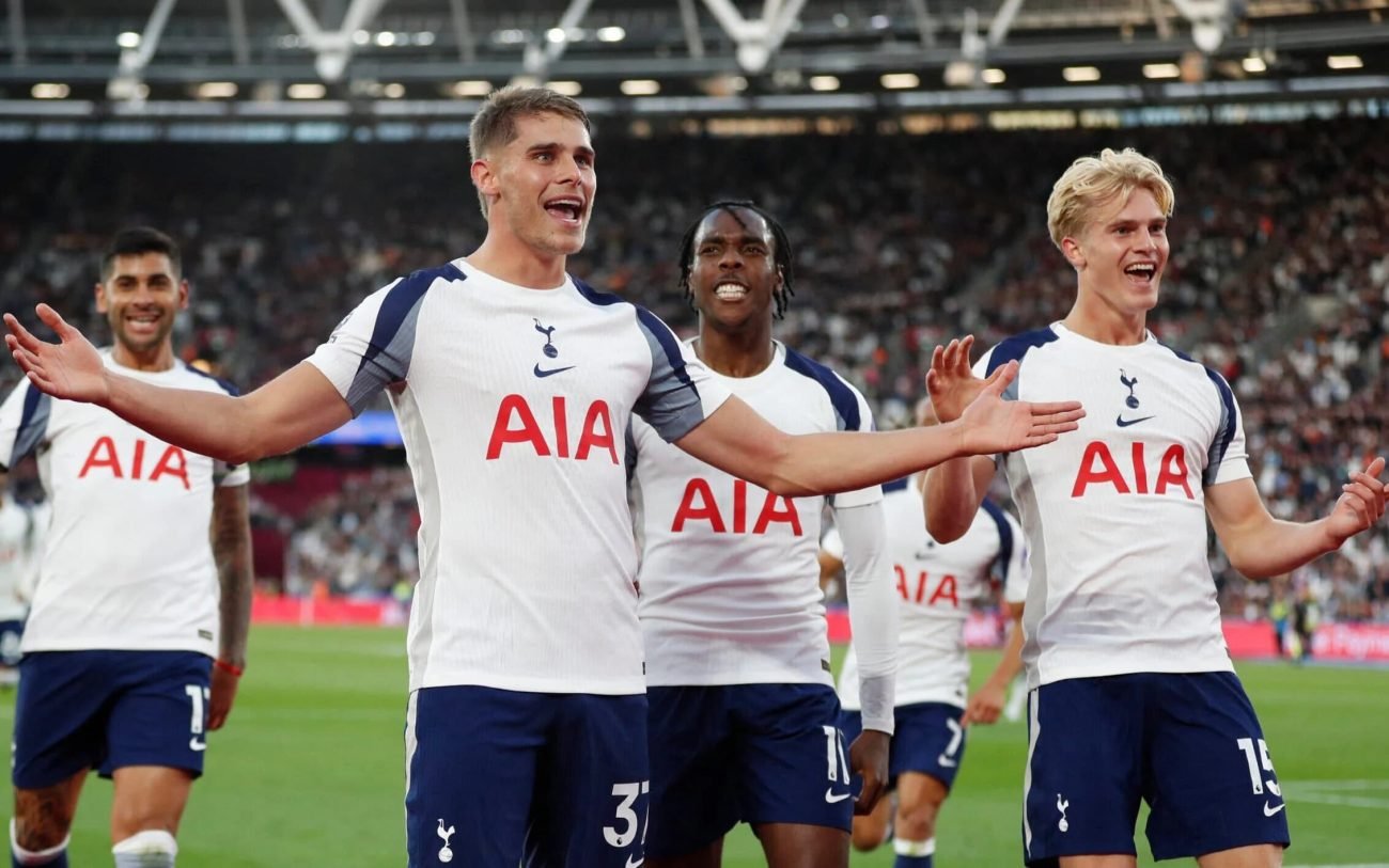 Jogadores do Tottenham comemorando a vitória sobre o West Ham na última rodada da Premier League