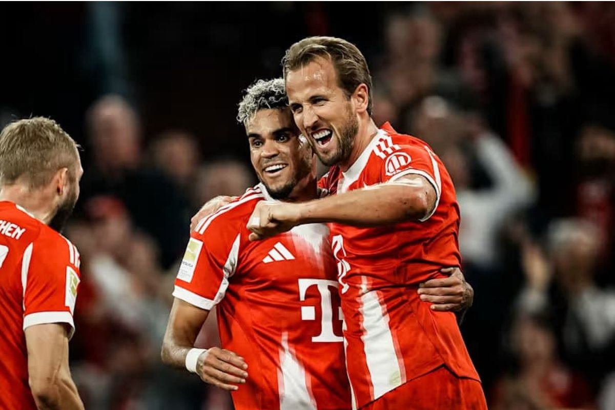 Harry Kane comemorando hat-trick para o Bayern de Munique na Bundesliga contra o Leipzig