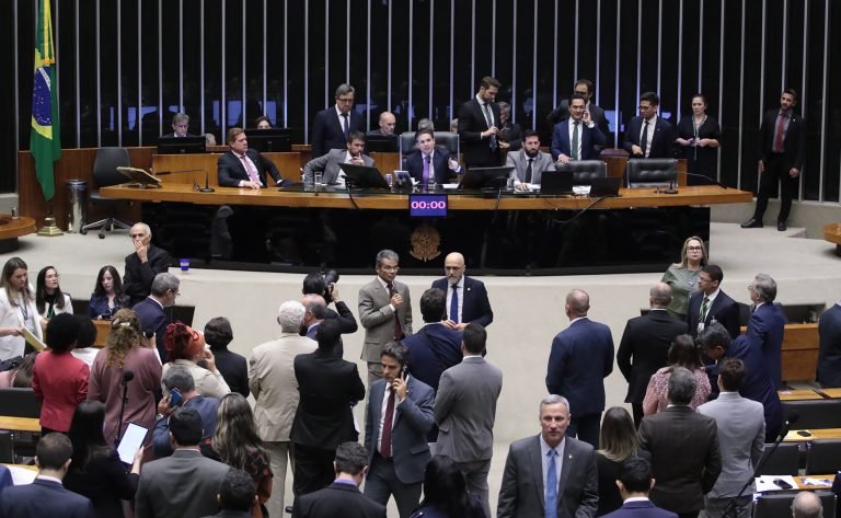 Discussão e votação de propostas legislativas.