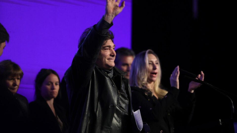 Milei mantém apoio popular e atordoa esquerda argentina