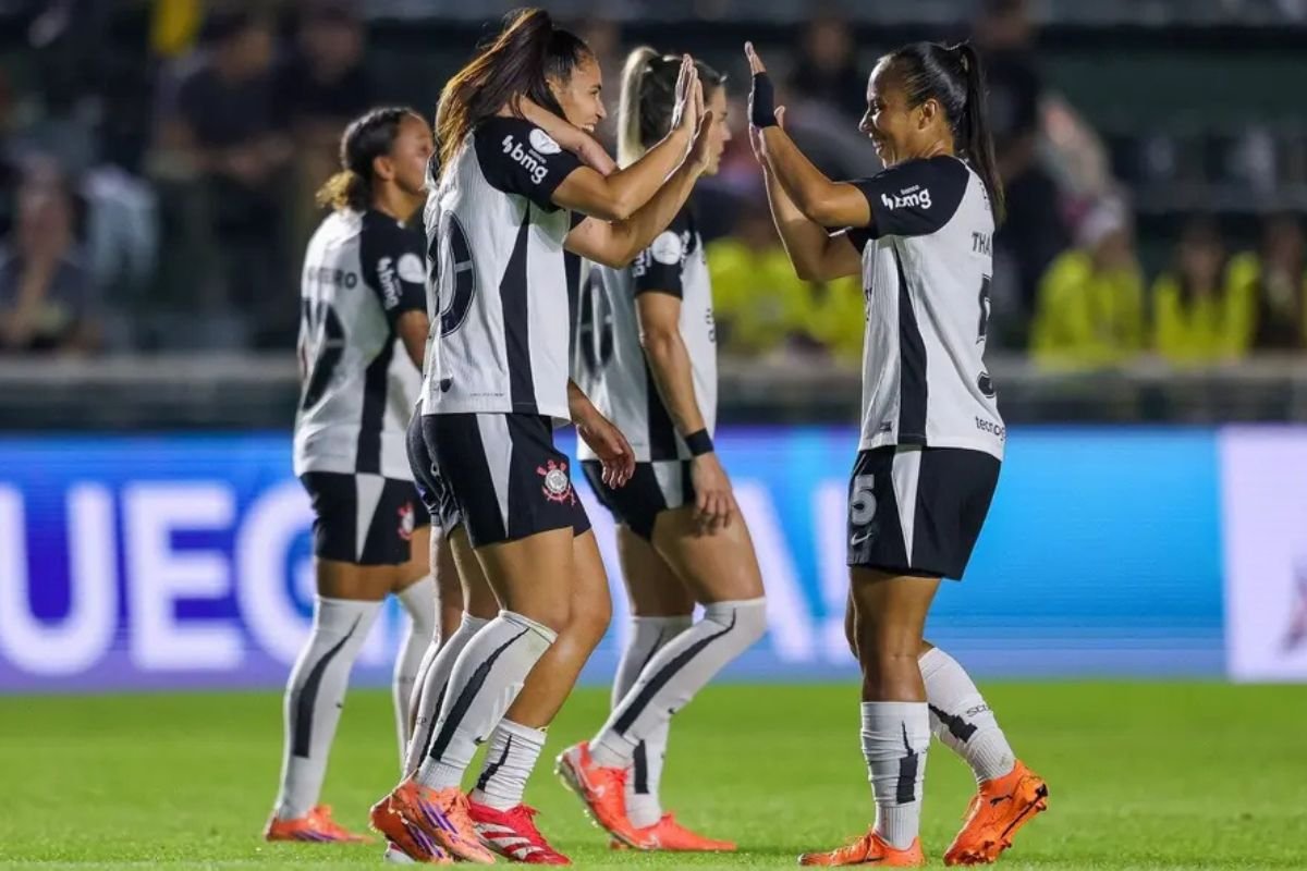 Jogadoras do Corinthians comemorando a classificação para a final da Libertadores feminina