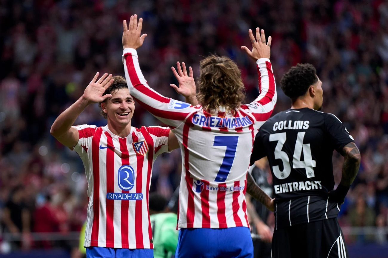 Griezmann e Julián Alvarez comemorando vitória do Atlético de Madrid sobre o Eintracht Frankfurt, pela Champions League