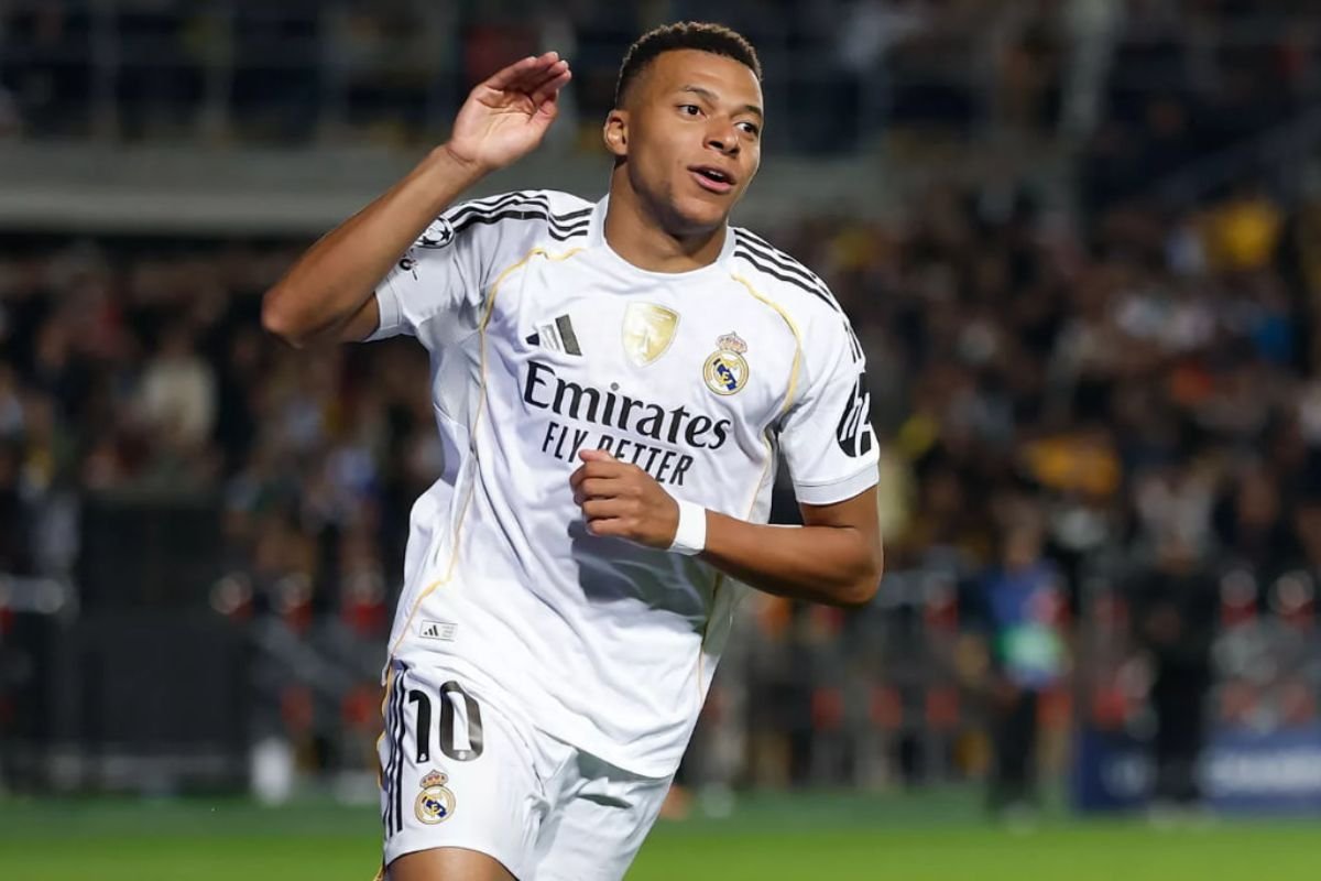 Mbappé comemorando um dos três gols de seu hat-trick na goleada do Real Madrid sobre o Kairat no meio da semana, pela Champions League