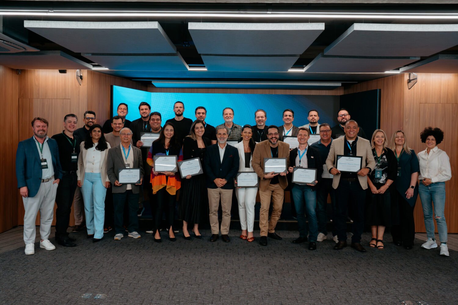 Formandos do programa Sala do Conselho posam juntos segurando seus certificados, simbolizando o avanço da governança corporativa e a formação de novos conselheiros consultivos no Brasil, sob coordenação de Márcio Giacobelli e o Advisory Board Institute.