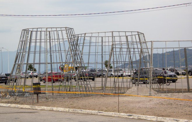 A Árvore de Natal de São José já começa a ganhar forma na Beira-Mar