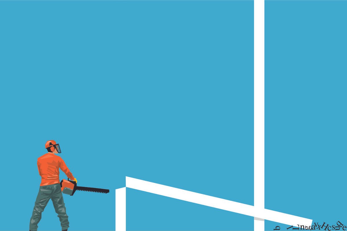 Pessoa vestindo capacete laranja com viseira, camiseta laranja e calça verde segura motosserra preta e laranja, olhando para estrutura branca abstrata contra fundo azul claro.