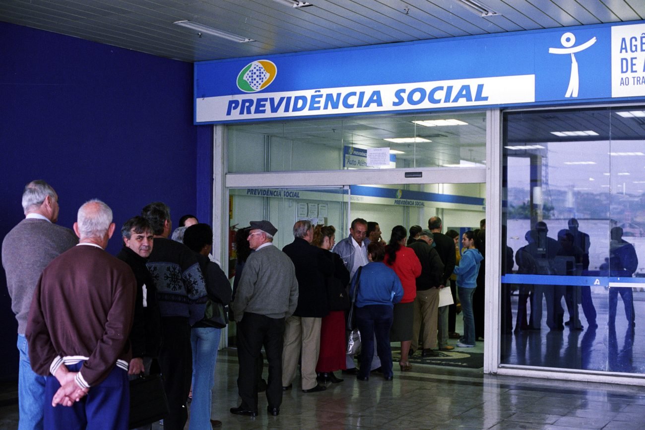 Fila para atendimento num dos postos do INSSFoto: Divulgação/ND