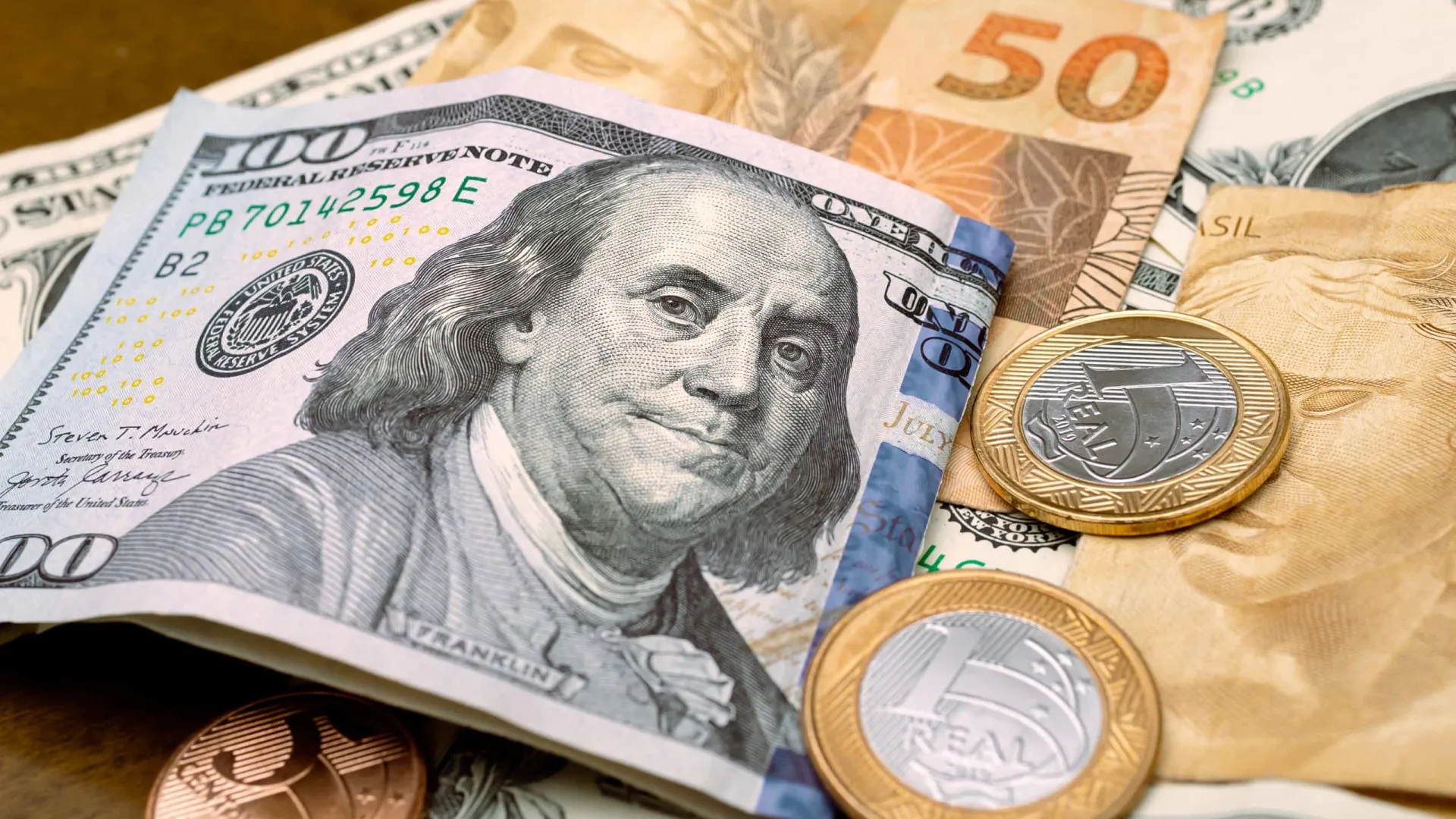 Dólar fecha em R$ 5,27, menor valor desde junho de 2024, e Bolsa bate 12º recorde seguido