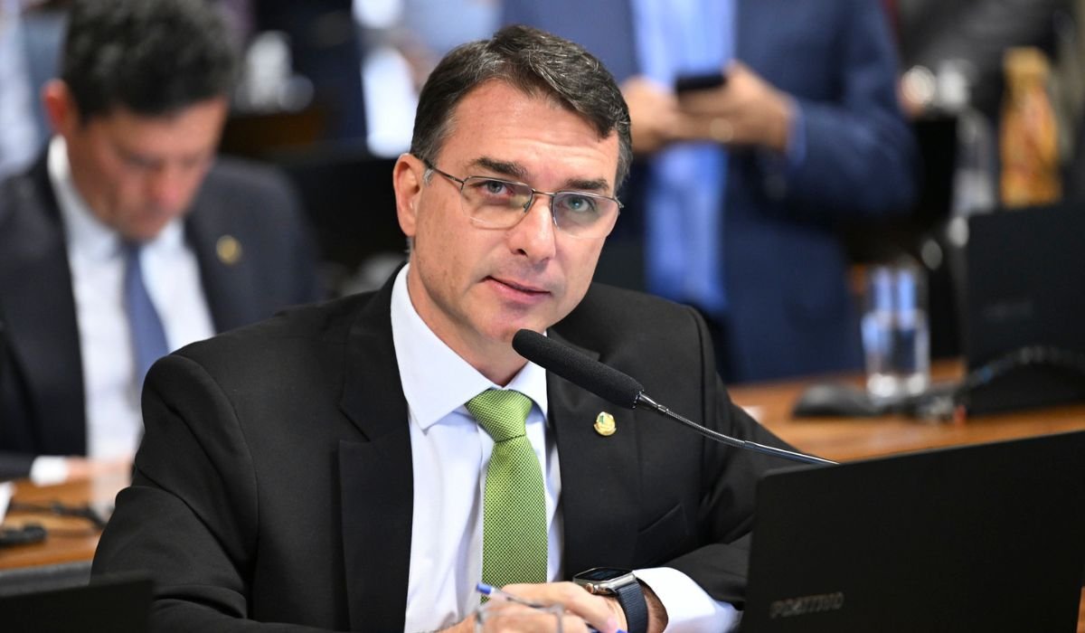 Flávio Bolsonaro pede investigação contra ex-nora de Lula para o TCU por desvios no MEC