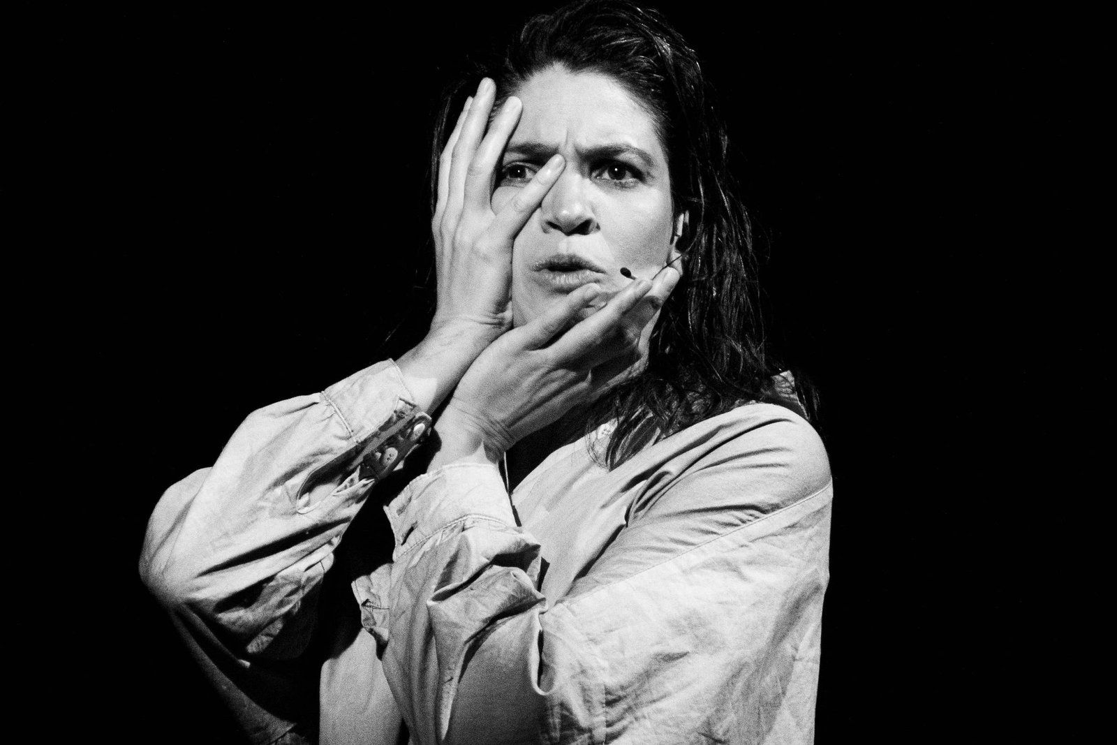 Mika Lins dirige peça sobre trauma e renascimento - 27/11/2025 - Mise-en-scène