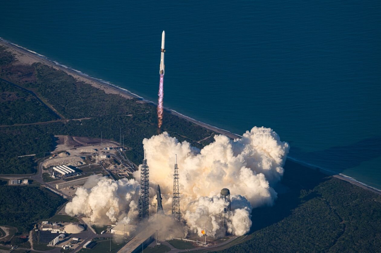 O foguete New Glenn da Blue Origin lança sondas gêmeas em viagem a Marte – e marca um pouso de reforço