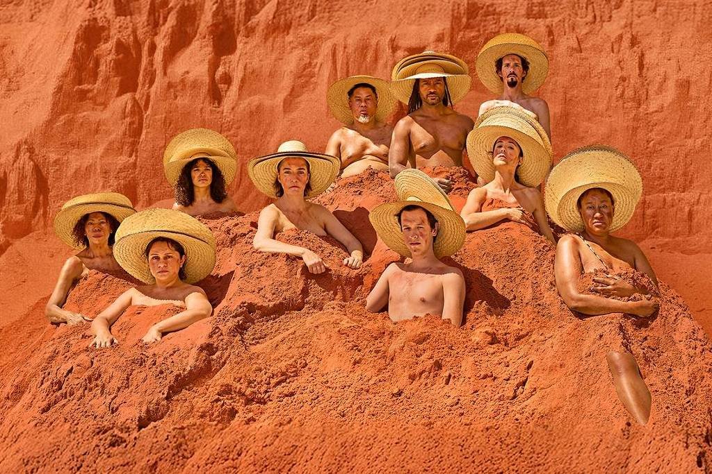 Peça ressignifica figura do Jeca através da obra de Gil - 13/11/2025 - Mise-en-scène