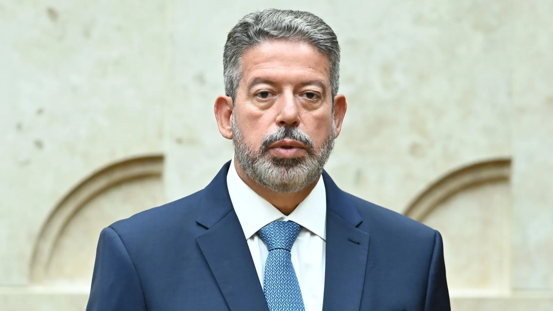 Assessora é suspeita de direcionar emendas sob ordens diretas de Lira, diz decisão do STF