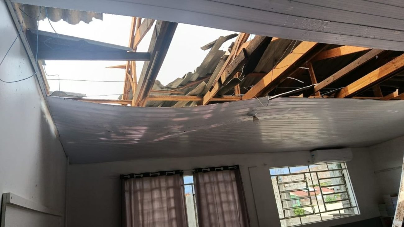 Escola em Timbó Grande ficou destelhada em decorrência das fortes chuvas que atingiram a regiãoFoto: Reprodução/Defesa Civil/ND Mais