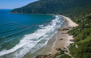 Florianópolis dá início ao projeto Praia Lixo Zero na Praia do Matadeiro durante a Operação Verão