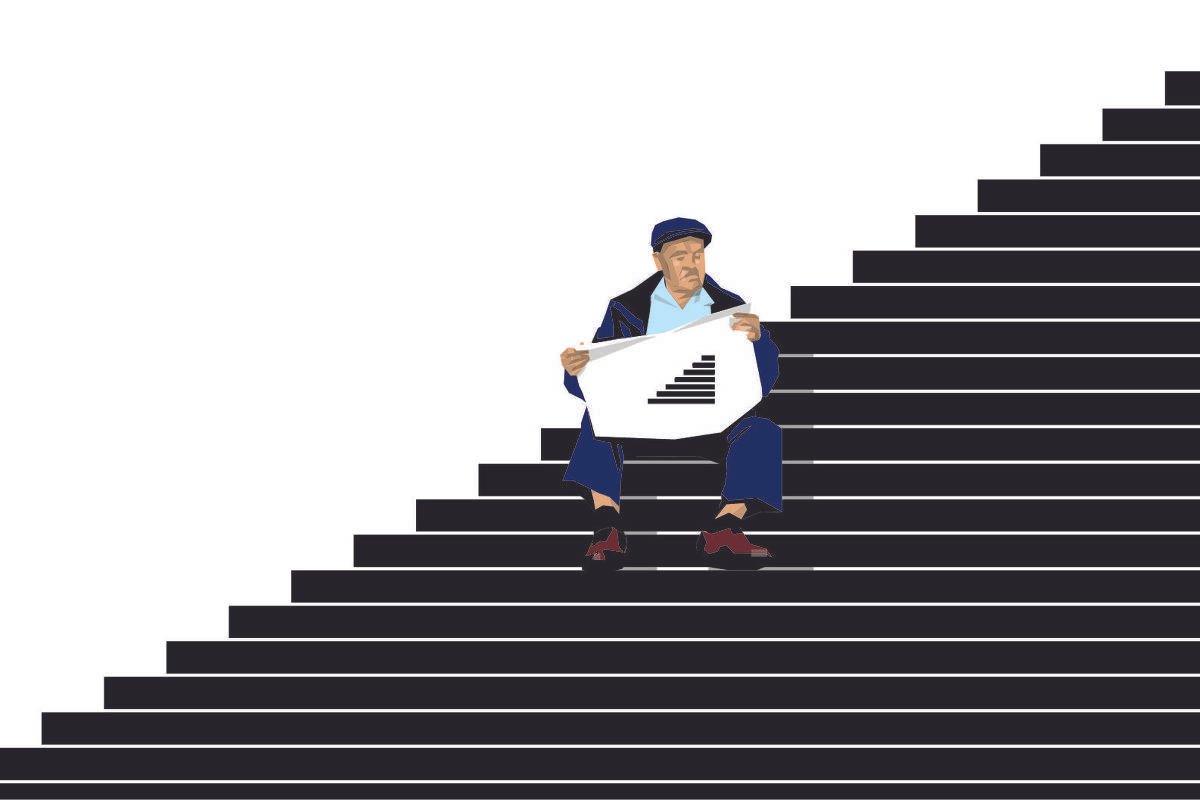 Um homem idoso sentado numa escadaria lendo um jornal. A manchete do jornal também é uma escadaria.