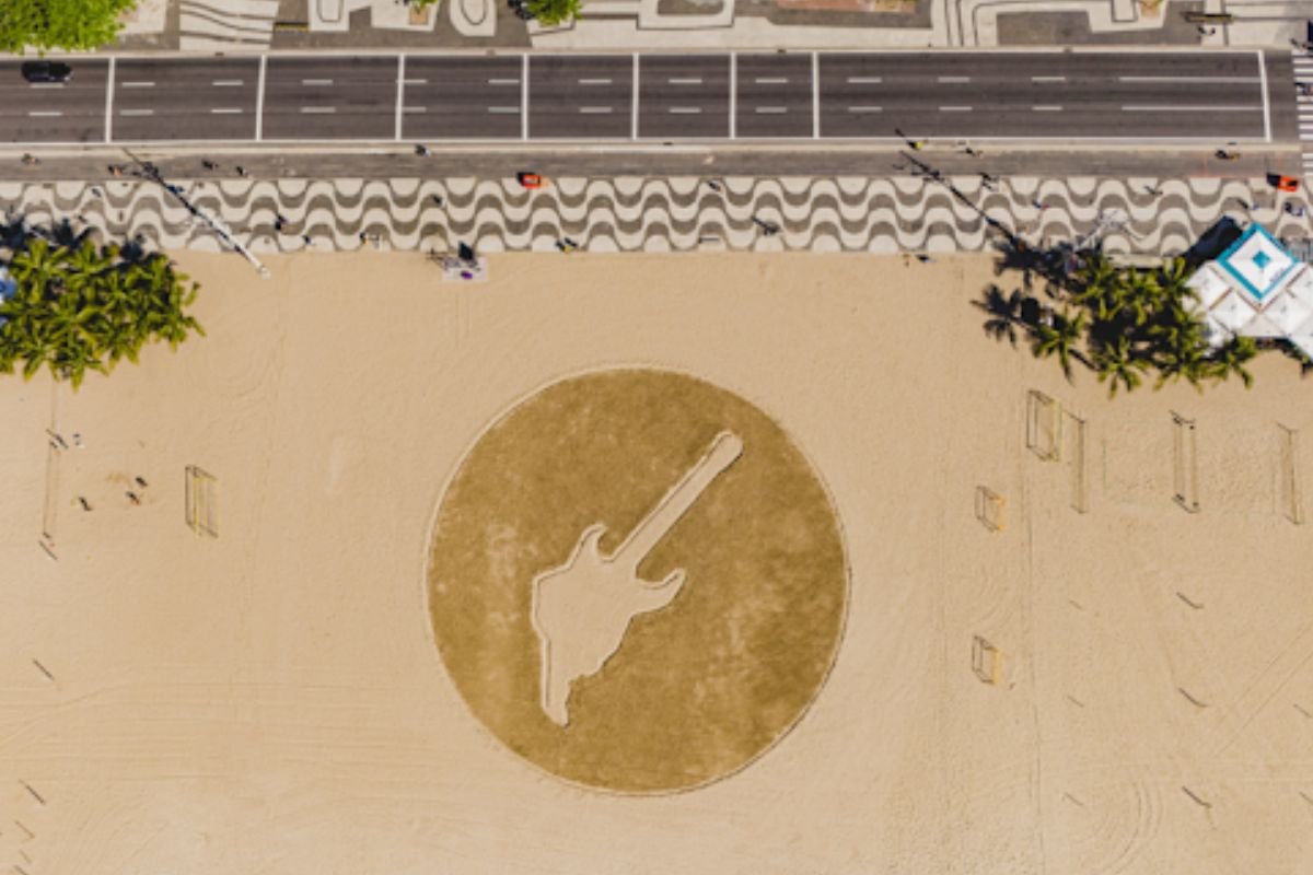 guitarra apresentada pelo Rock in Rio na Praia de Copacabana é o artista Clayton Balduino