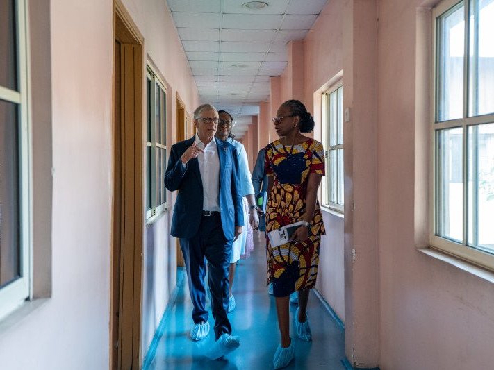 Retrocesso global na saúde: relatório da Fundação Gates relaciona cortes de financiamento ao aumento de mortes infantis