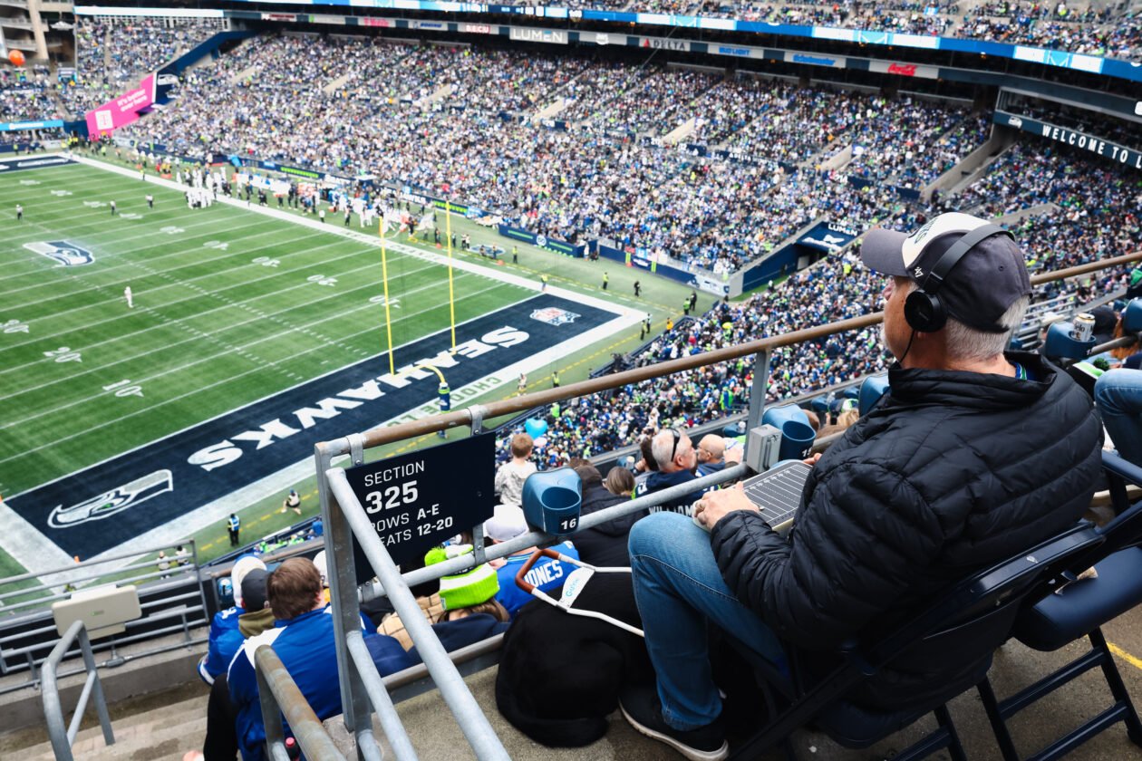 Seahawks testam dispositivo tátil da startup de Seattle que ajuda fãs com deficiência visual a acompanhar a ação do jogo
