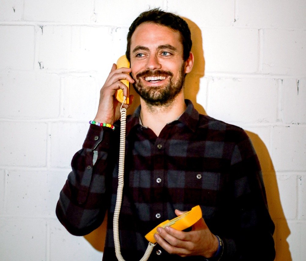 Telefones fixos em 2025? Como este veterano da indústria tecnológica está ajudando as crianças a se conectarem