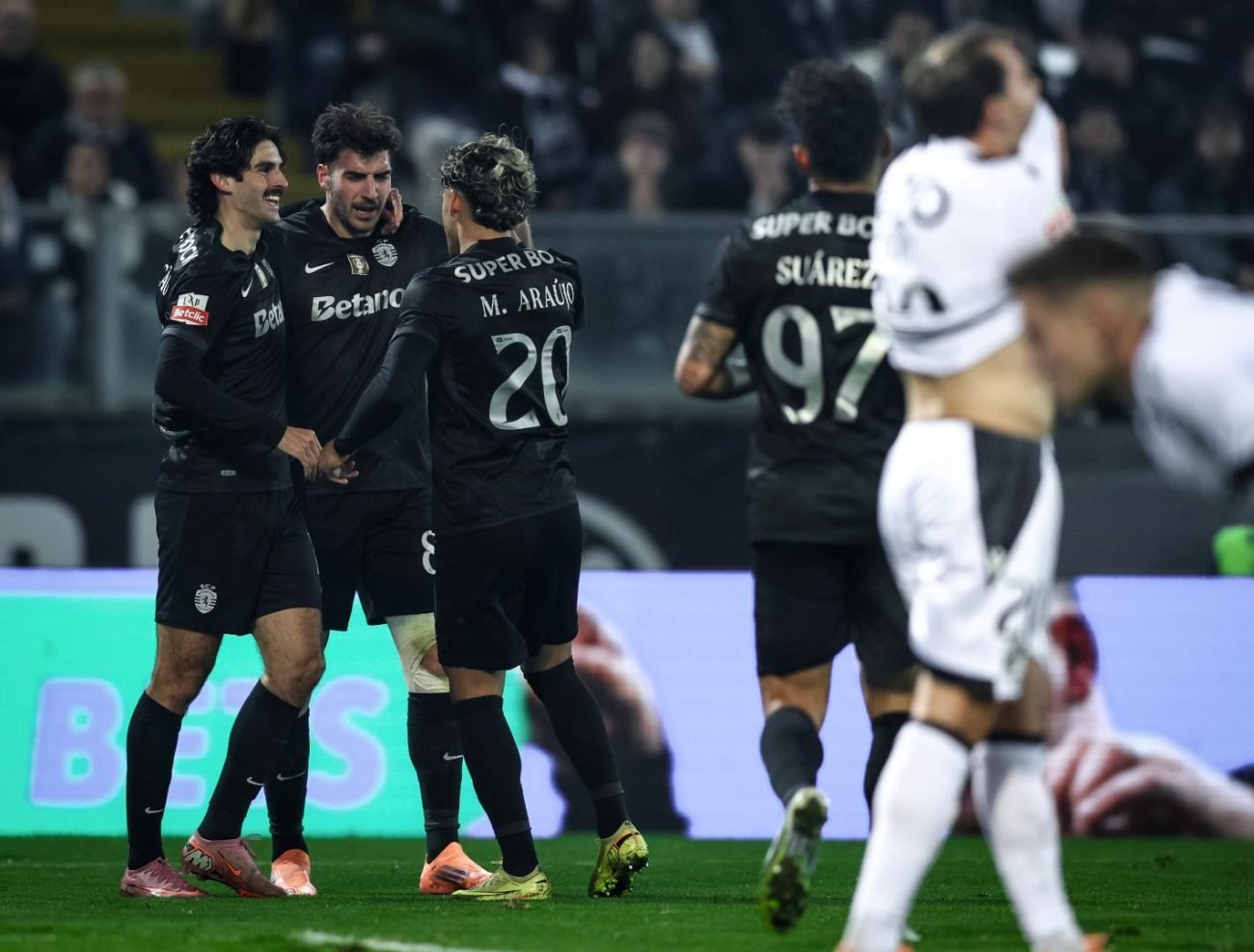 Jogadores do Sporting comemorando a vitória sobre o Vitória de Guimarães por 4 a 1 na última rodada da Liga Portugal