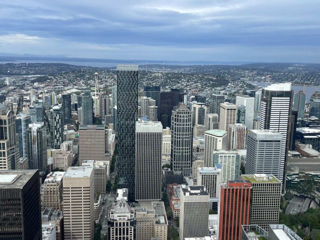 A vacância de escritórios atinge outro recorde no centro de Seattle, apesar dos novos arrendamentos de tecnologia