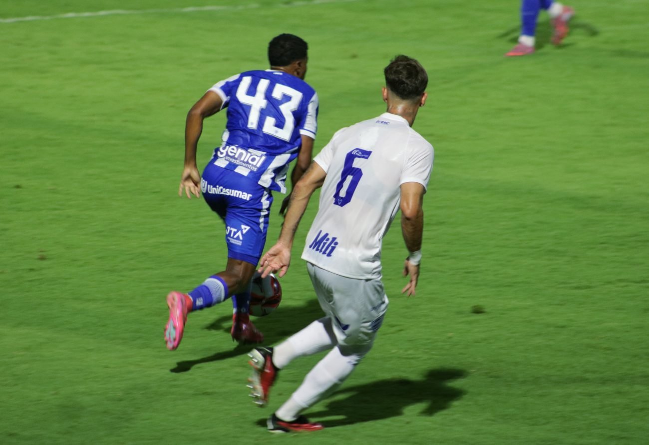 Thayllon em jogada do gol em cima do BarraFoto: Rodrigo Polidoro/ND Mais