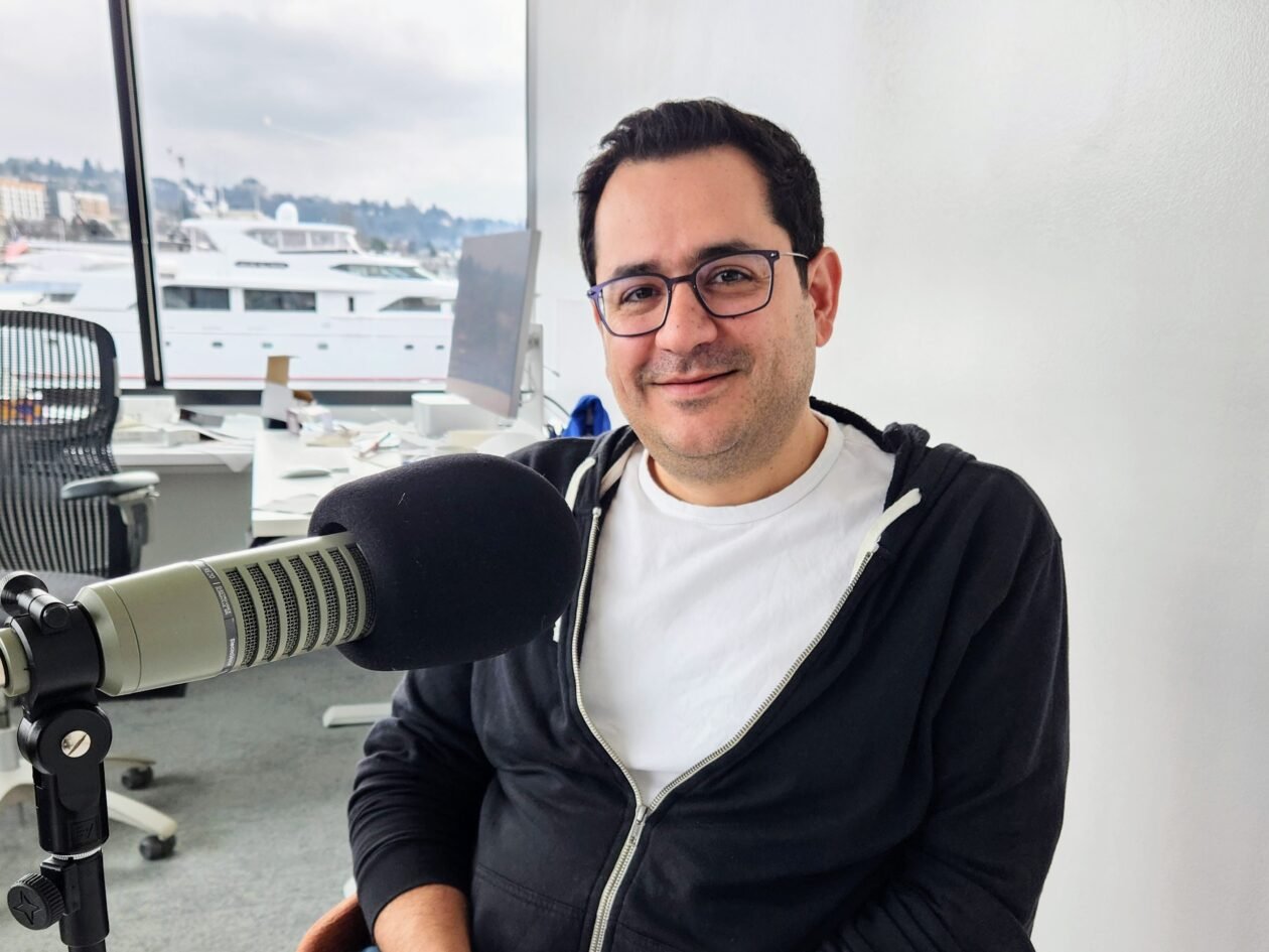 O CEO da Ai2, Ali Farhadi, é nomeado para a 'AI Power List', com um aceno ao foco de código aberto do instituto