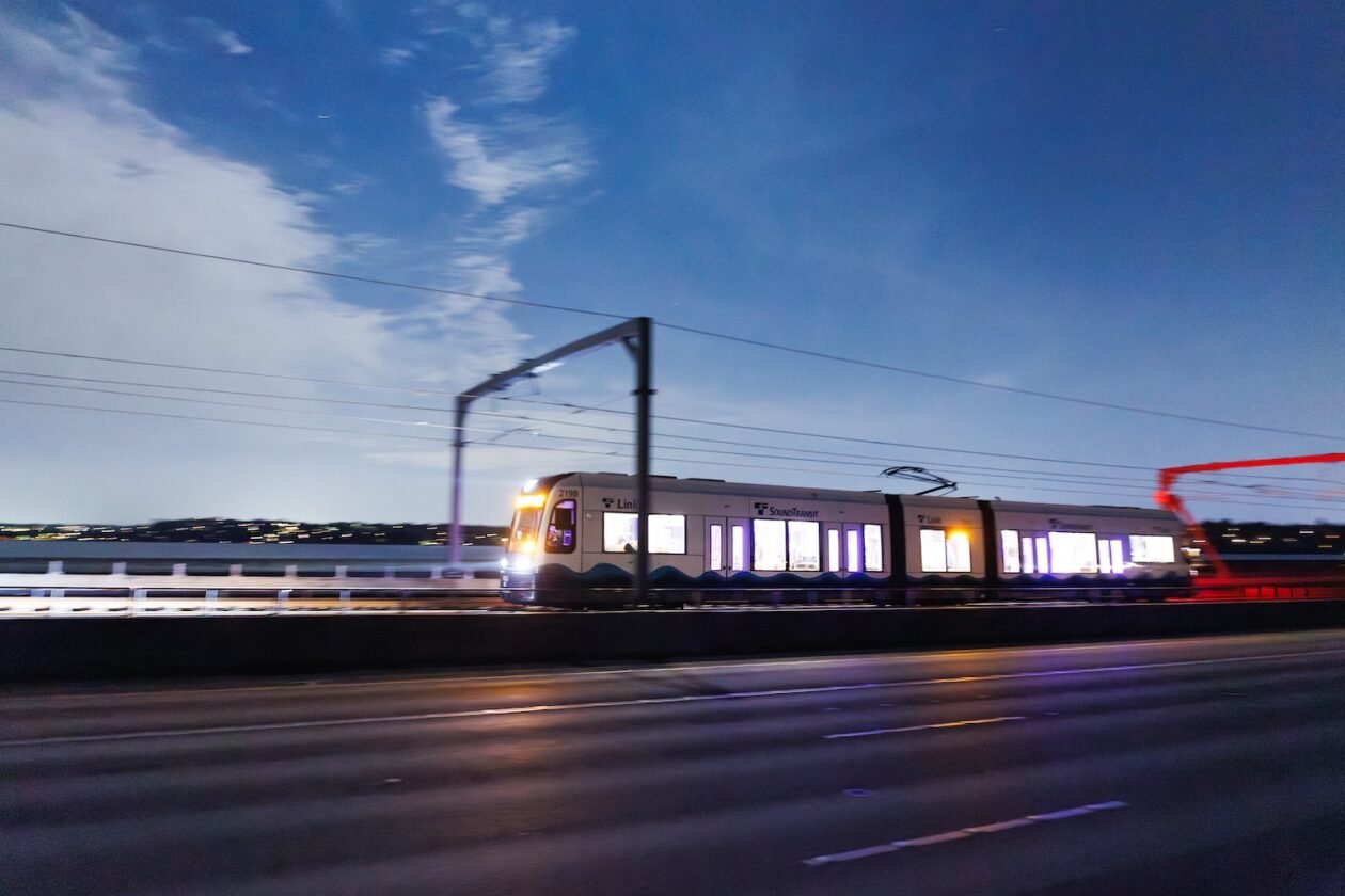 O metrô de superfície que cruza o Lago Washington – uma importante conexão para os centros tecnológicos da área de Seattle – será inaugurado em 28 de março