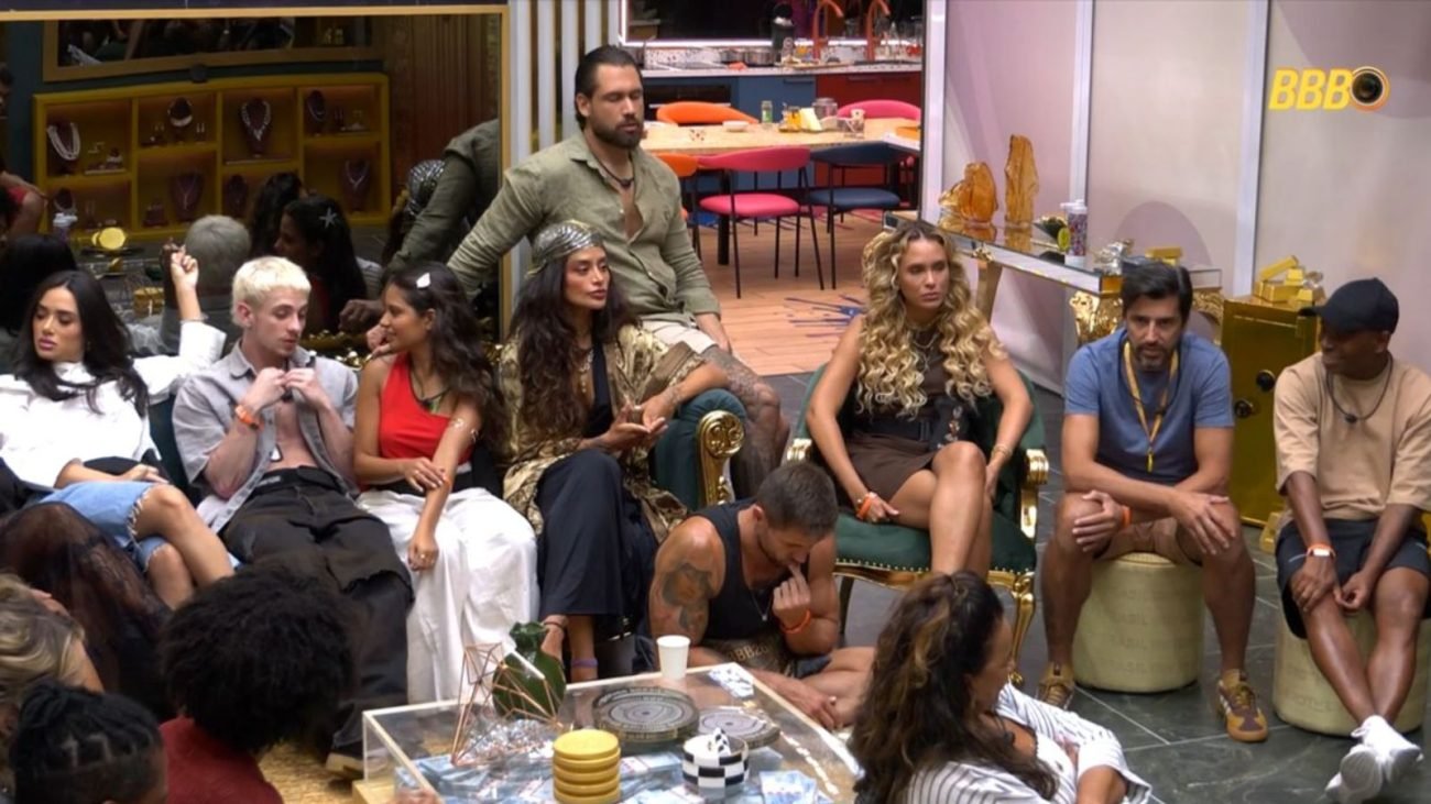 Imagem mostra participantes do BBB 26 na sala principal.
