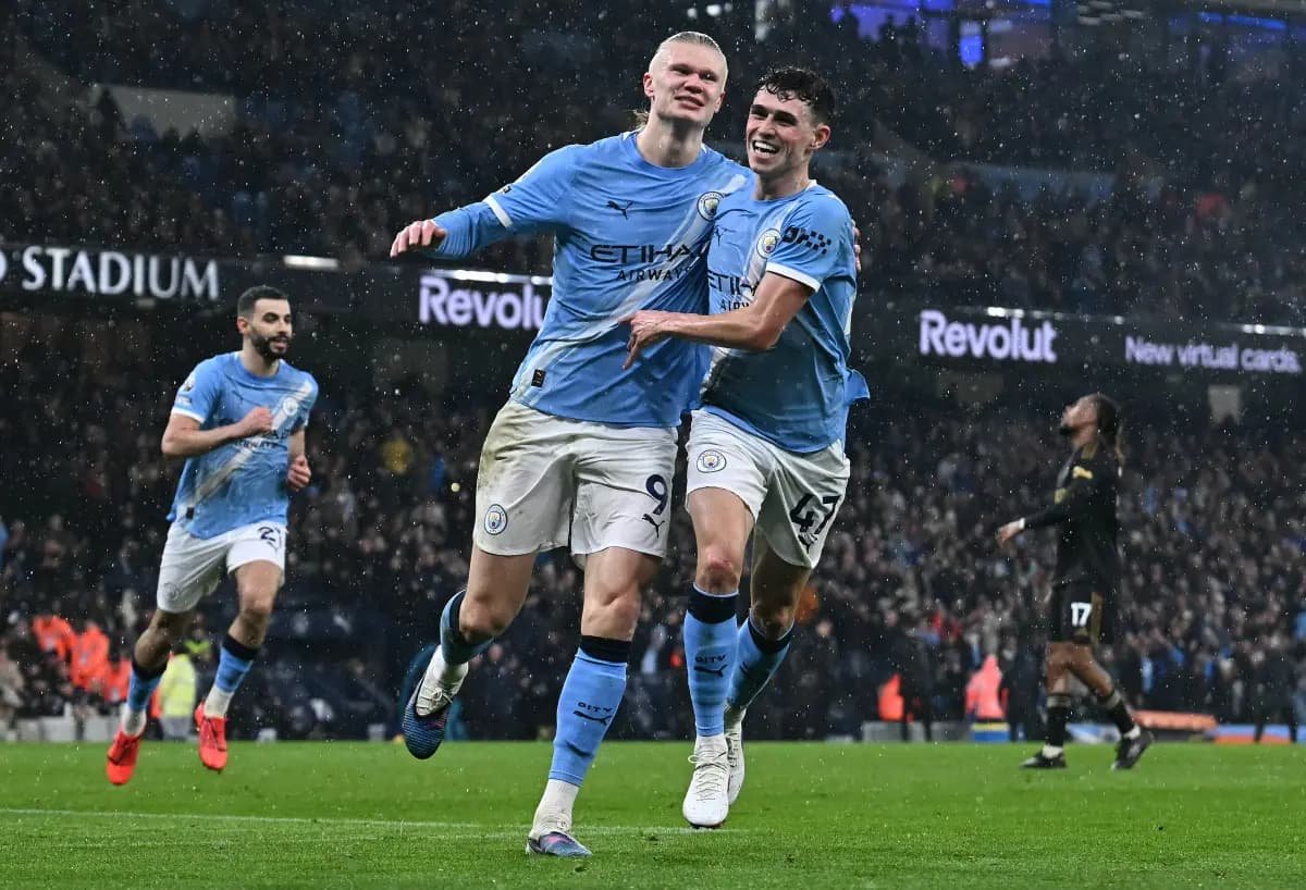 Haaland e Phil Foden comemorando um dos gols na vitória do Manchester City sobre o Fulham, na última rodada da Premier League